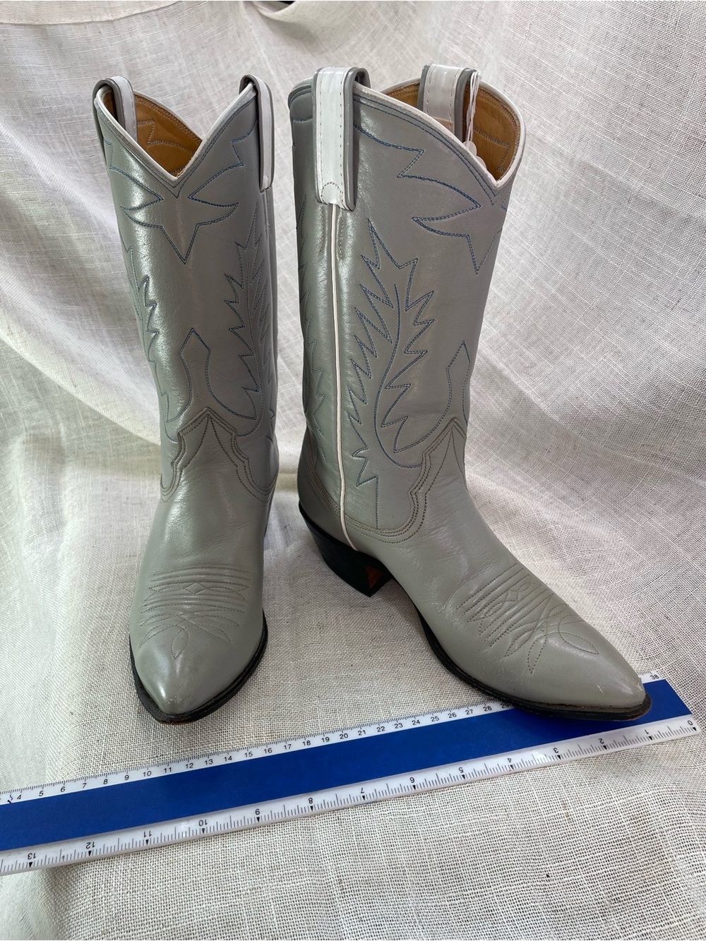 Beautiful vintage Nocona Women's Classic Western Boots in light gray, size 6A